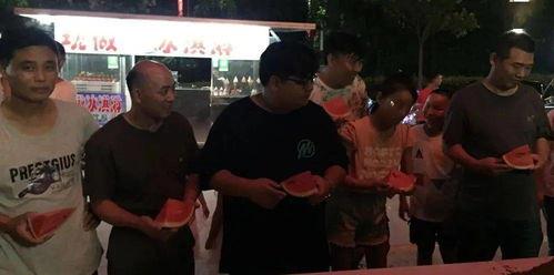 网红吃瓜群众图,揭秘网络红人的幕后生活  第3张