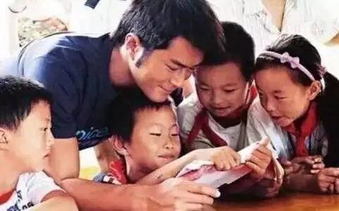 娱乐圈扒爷爆料视频,揭秘明星背后的惊人真相！  第2张